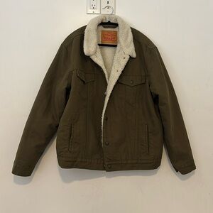 Mens Levi’s Sherpa trucker jacket size L Like new